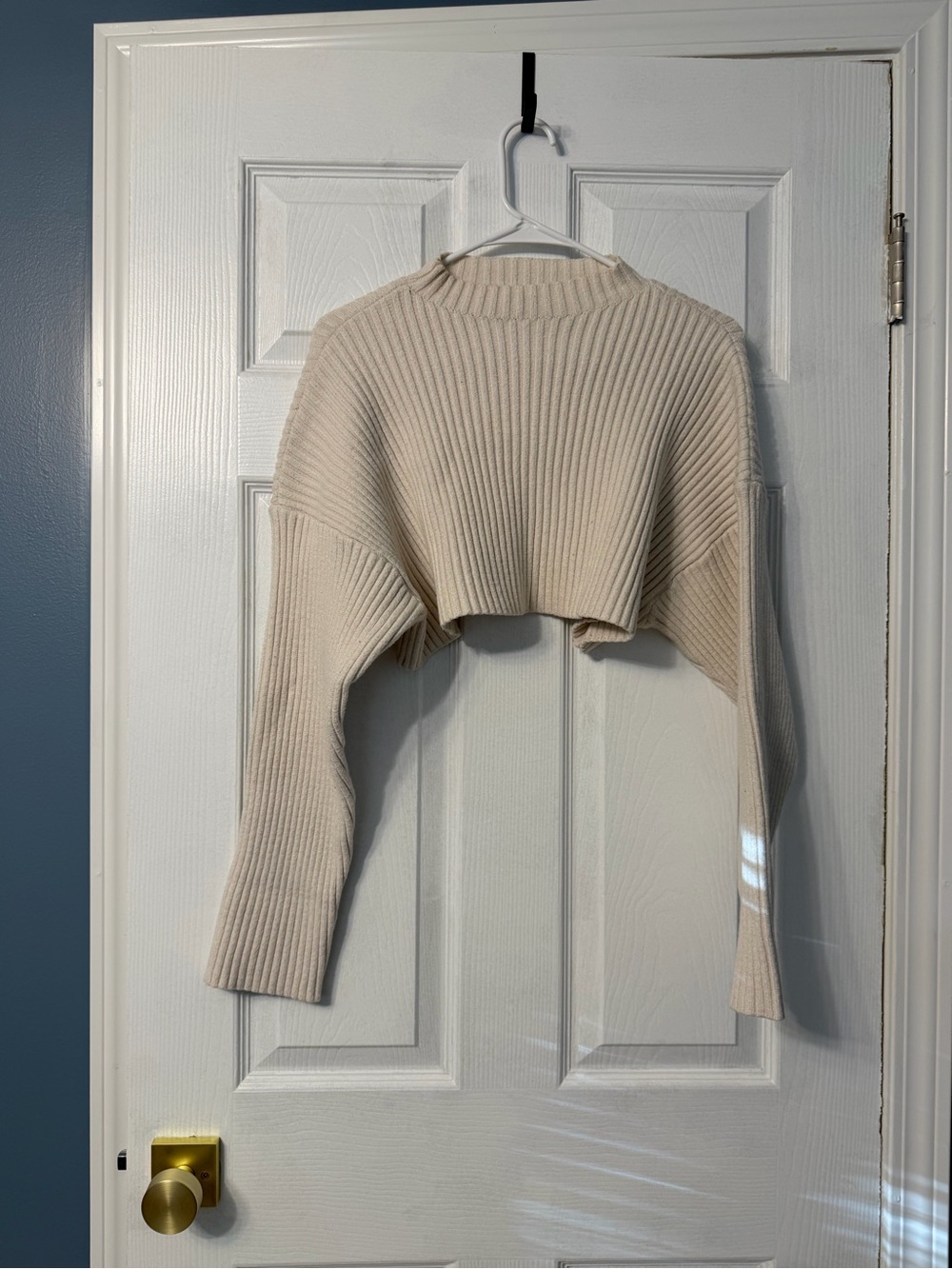 Zara cropped long sleeve ribbed sweater top size small, has some makeup on the i